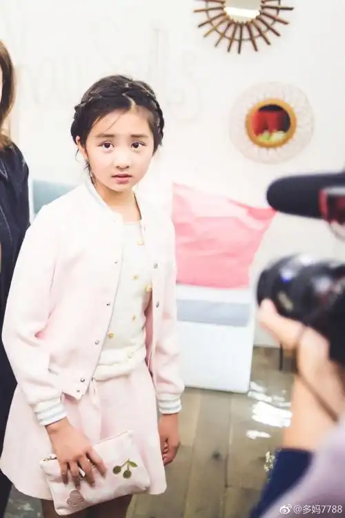 黄磊大女儿多多穿碎花裙海边玩耍大长腿抢镜