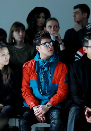 潘玮柏亮相时装周,拼接外套穿搭配上反光墨镜,怎么看都好看