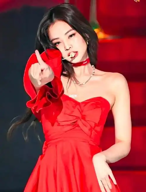 jennie红色战袍solo砂你