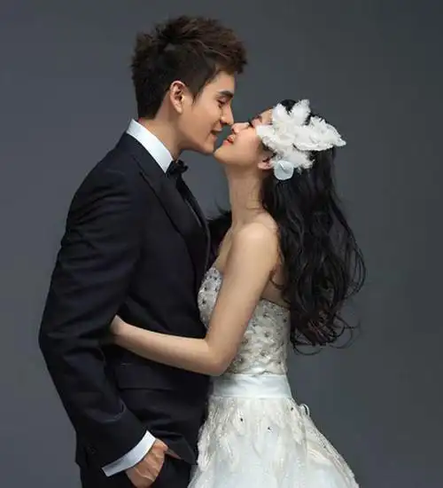 原来在小李琳身旁的男子是其男友也就是现任丈夫经超