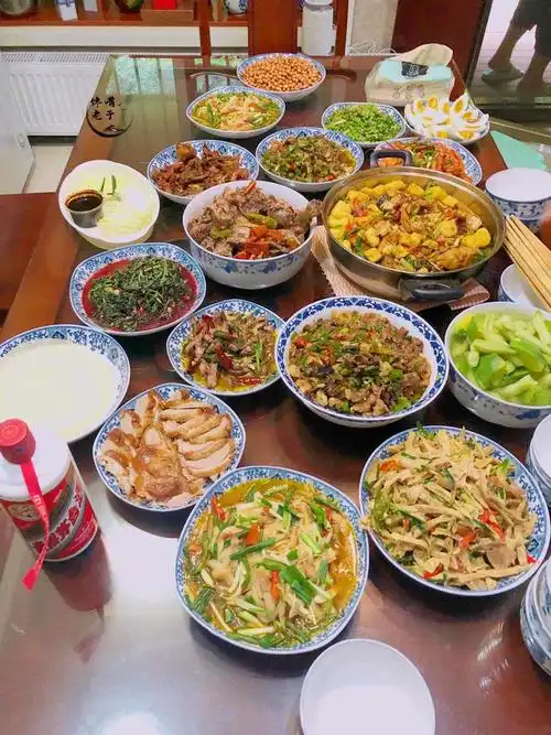 朋友圈晒的8桌中秋家宴家家温馨有亮点最后一桌真实又心酸