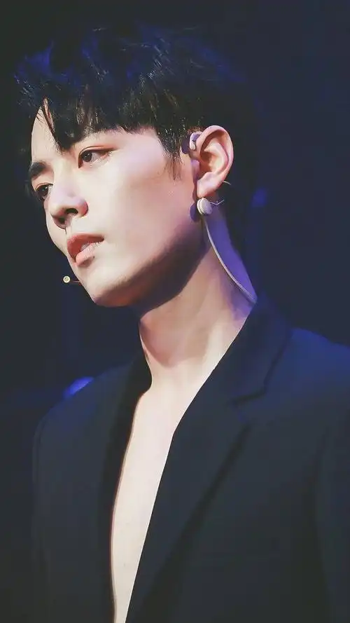 肖战男团照片流出!单穿西装太撩人,白色衬衫上演纯欲风