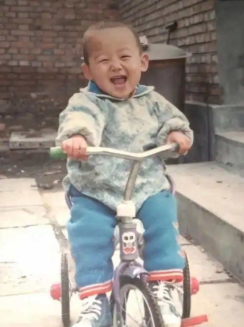 看到白敬亭小时候还是很可爱的,不过在五官上,童年时期的白敬亭,与