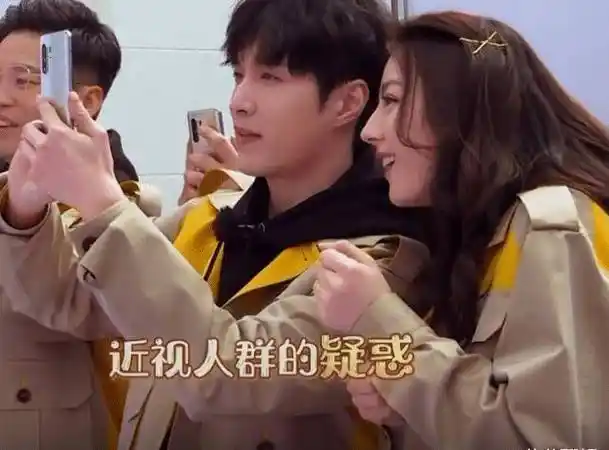 住开始想象,想必没有一个男孩子,能够抵挡得住迪丽热巴她崇拜的目光吧