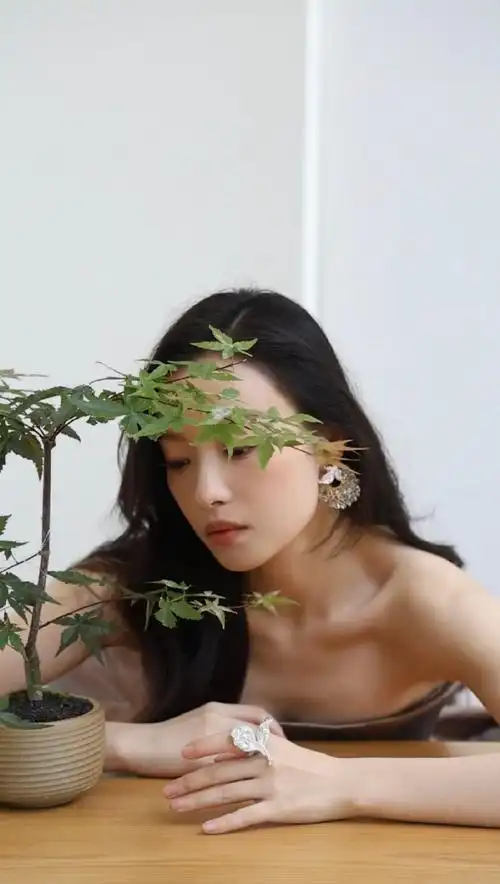 倪妮金棕流光裙