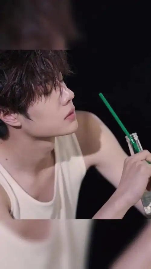 王一博 王一博拍摄花絮 少年感十足!白背心秒回夏天