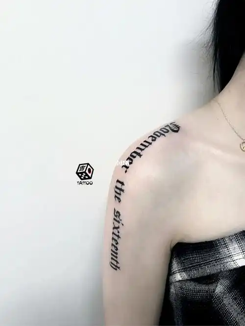 哥特字母肩膀纹身武汉纹身暗黑风格