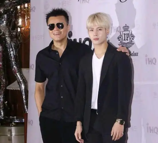 王嘉尔与他老板jyp朴振英的相爱相杀,嘎嘎:我是谁,我在哪?