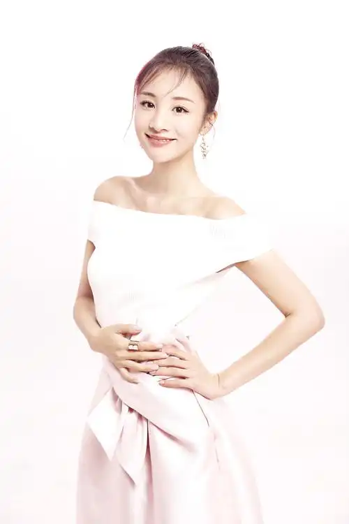 章龄之美照来袭清纯动人女神范儿