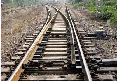 火车跑的那么快在铁轨上是怎么转弯的