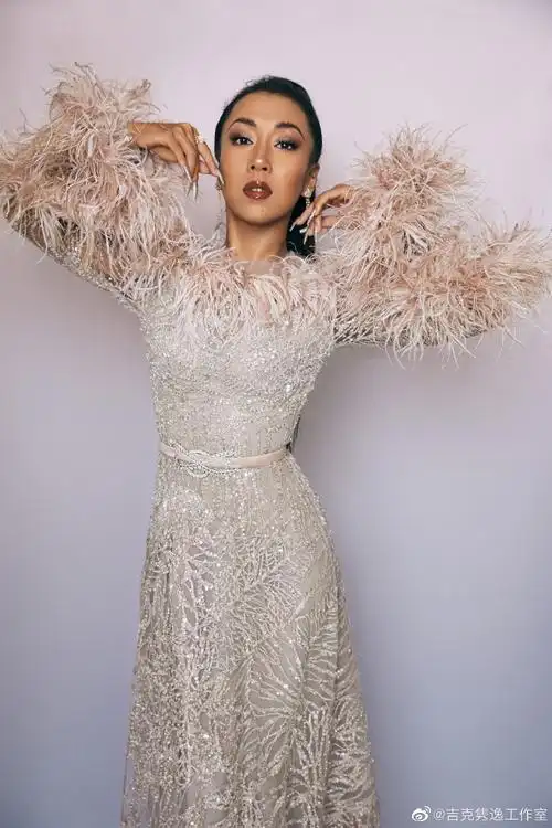 吉克隽逸身穿白色羽毛长裙在舞台上绽放光芒78#2021中国品牌日晚会