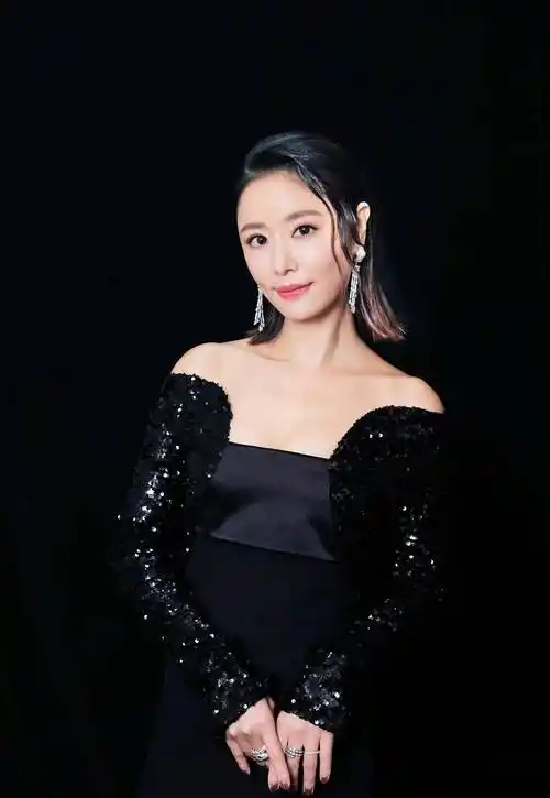 林心如金钟奖演绎两款发型,披肩直发温柔恬静,油发背头气场十足_头发