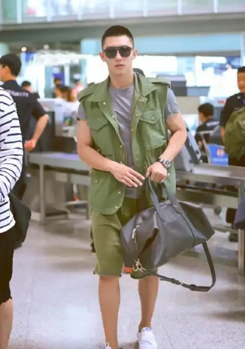 黄景瑜军绿色马甲,搭同色系运动短裤,简直就是行走的荷尔蒙