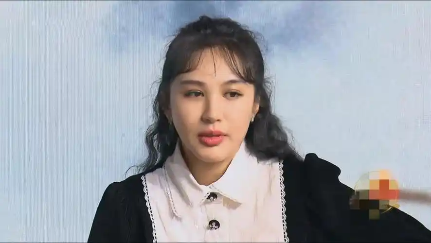 李菲儿近照脸僵到认不出疑似整容失败变蛇精脸满脸肿胀太吓人