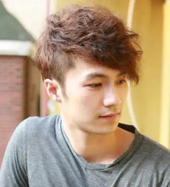 卷发,梳理成蓬松而优美的男生斜刘海层次烟花烫中短发发型,优雅型的