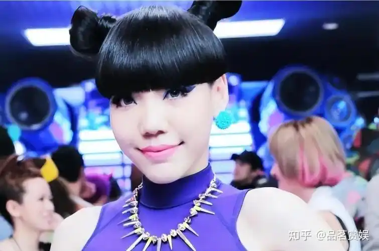 事实证明,一线歌手中"消失"的吴莫愁,早已走上一条"不归路"