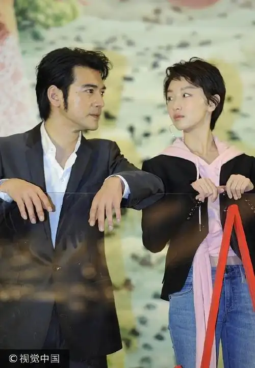 金城武和周冬雨对视  图片来源:强强/视觉中国