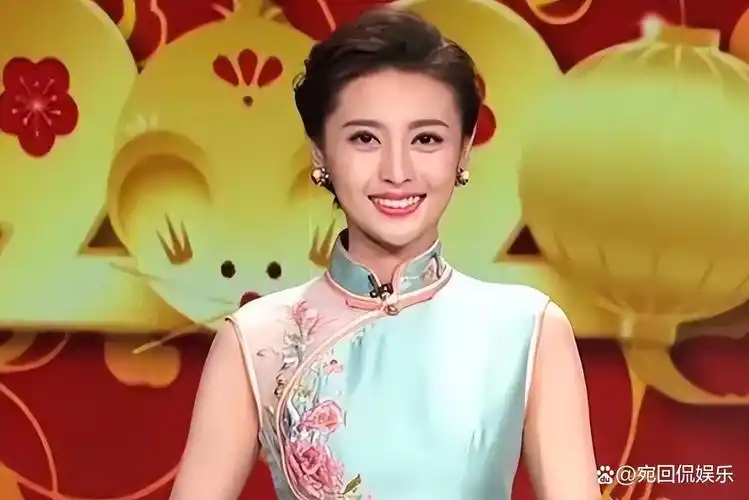 没错,今年才25岁,就已经是春晚主持人了,事实上她主持春晚的那年只有