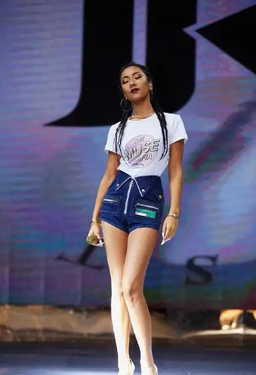 吉克隽逸太放得开了穿衬衫不系纽扣故意露内衣意外地时髦洋气