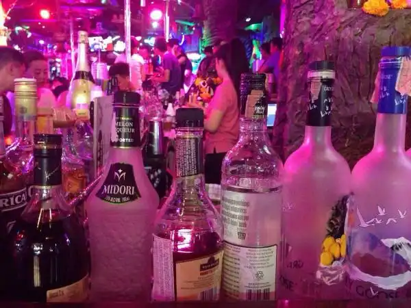 假装在酒吧的照片想喝酒的念头就越挥之不去