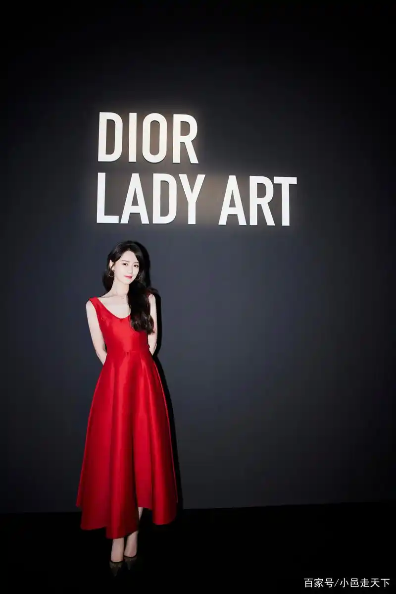 袁冰妍红色礼服优雅高贵写真