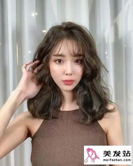2021秋冬中长发卷发模板 温柔慵懒中长发是今年女生最爱