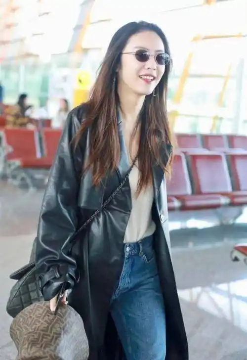 29岁蔡文静真会穿,皮风衣配白t恤 牛仔裤,看似简单却意外高级_感觉