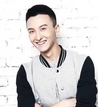 深邃的五官轮廓,在没有刘海的遮掩下更加优雅迷人,帅气的毛寸平头,青