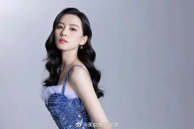 刘诗诗波浪披肩卷发大片释出着蓝色亮片长裙露锁骨显优雅