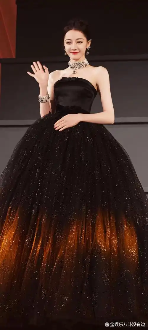 迪丽热巴: 一身黑色抹胸婚纱裙,然后再配上黑色耳环和黑色珍珠项链