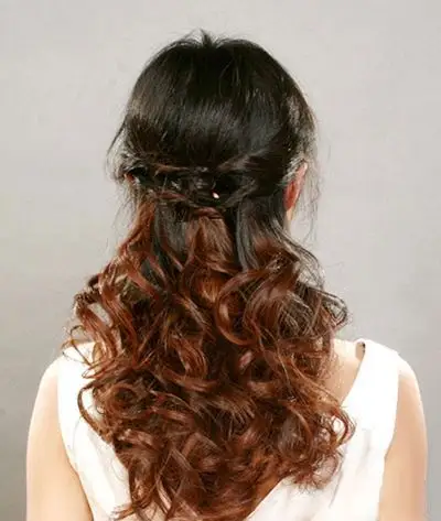 小卷烫发怎么扎起来好看图片 中长小卷烫发的扎法(4)