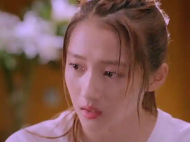 《甜蜜暴击》关晓彤哭戏,为什么擦鼻子不擦眼泪?