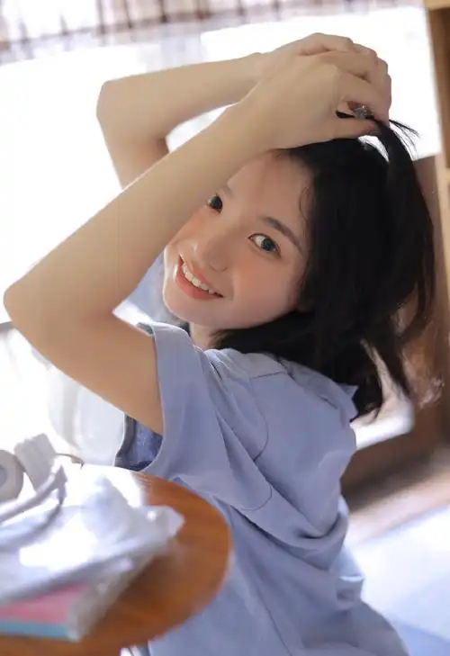 嘟嘟嘴女孩俏皮性感美女写真图片