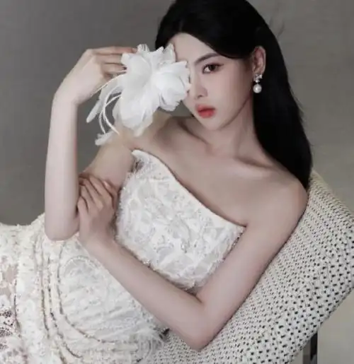 杨超越大胆穿搭身材超级性感裙子都快遮不住了这谁顶得住