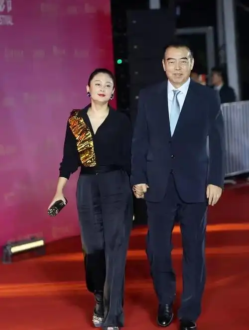 陈红也老了,一身黑色走红毯干练优雅,小老公16岁同框像同龄人