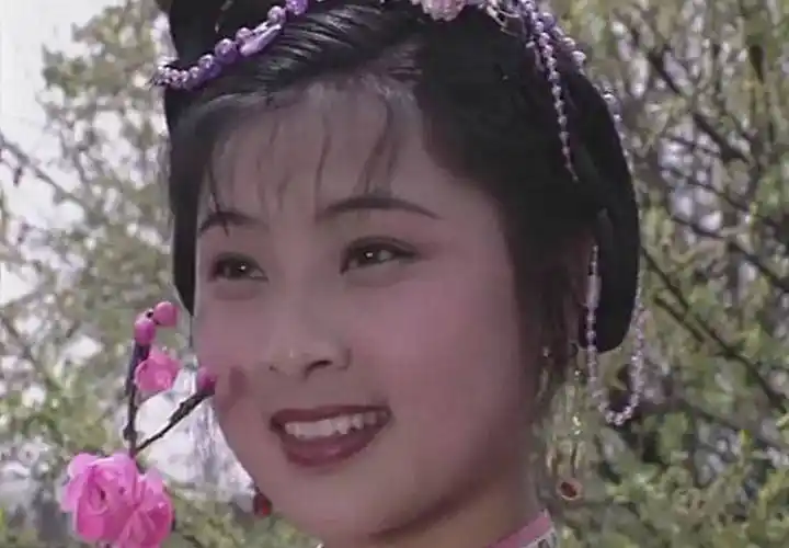 她除了阿兰这个角色之外,最有名的角色是《一笑三百年》里的婴宁,和她