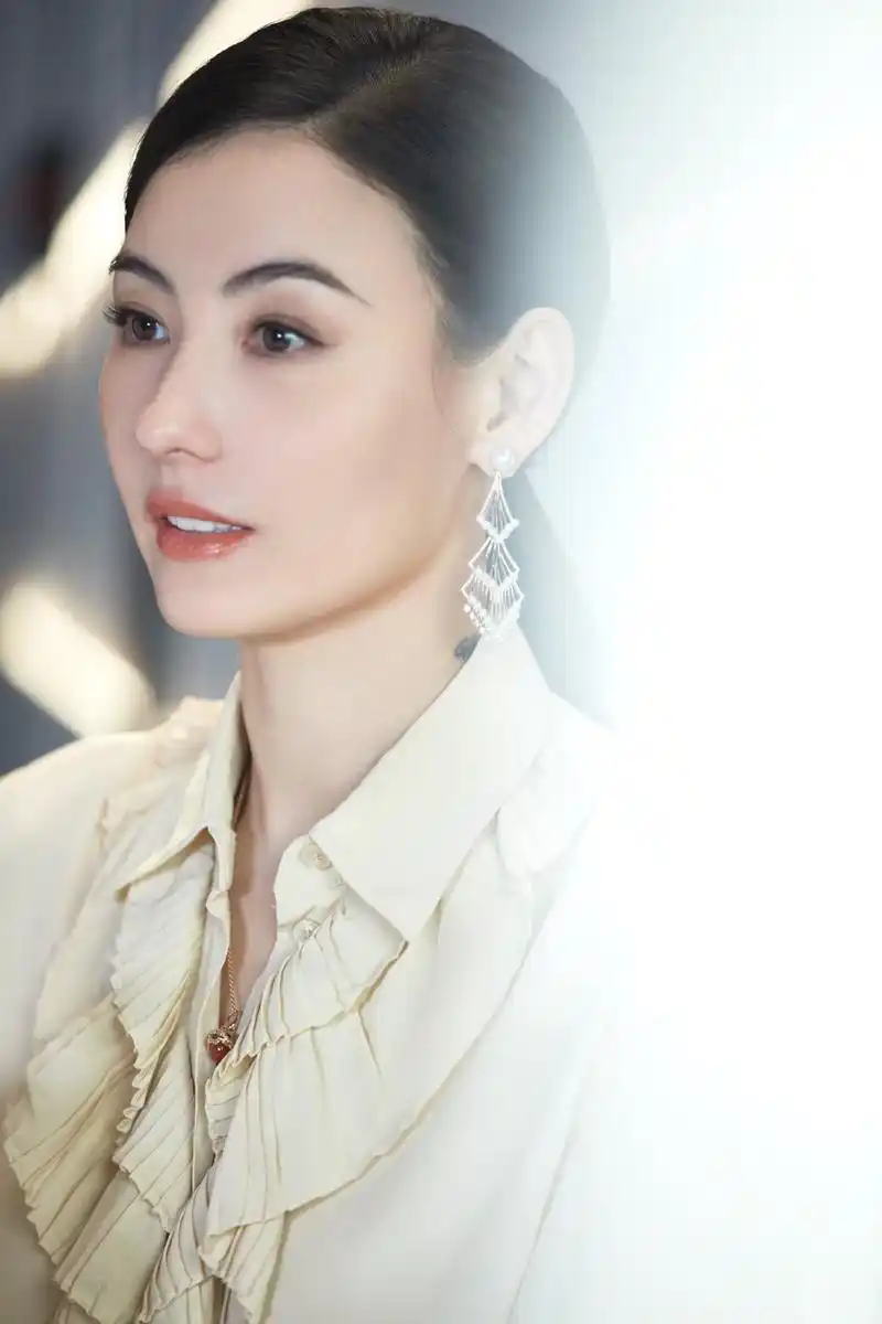 张柏芝黑色西装杀又美又飒 神采奕奕开启乘风破浪