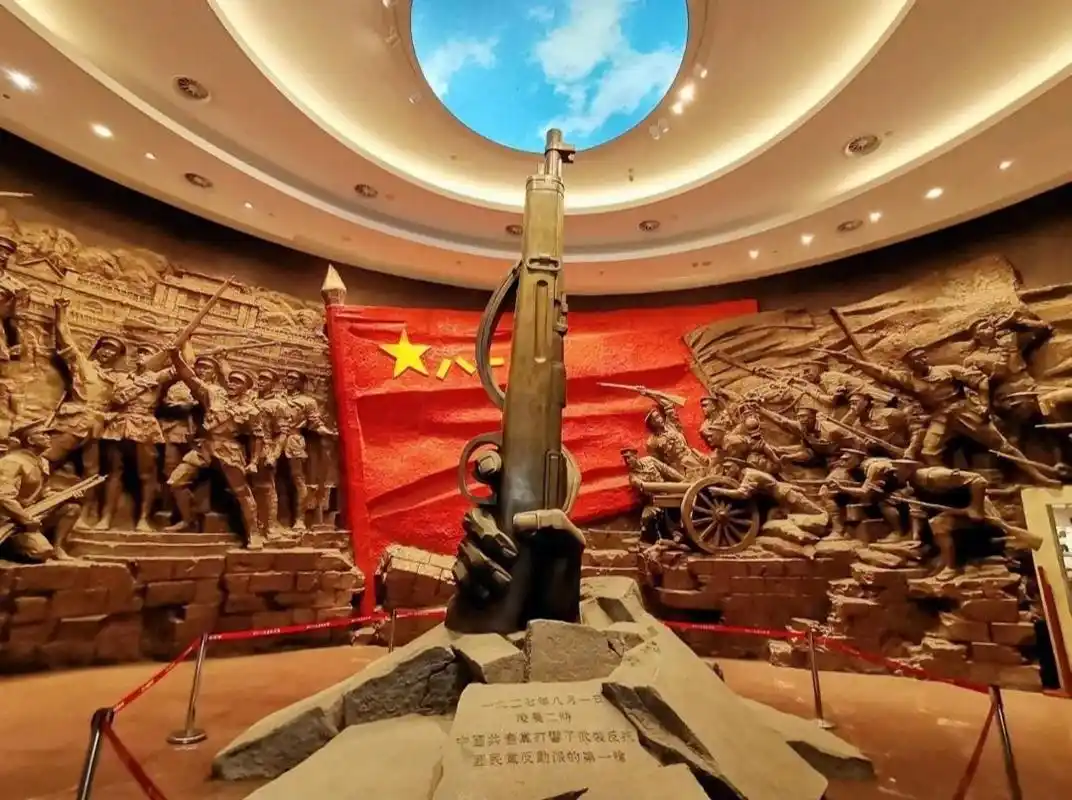 这是军旗升起的地方,是英雄城,红色旅游基地——江西南昌