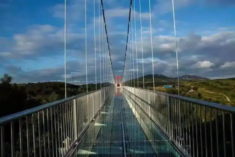 来北方九寨沟无极鬼谷感受群山起伏,山水相映,树影斑驳,鸟语花香_玻璃