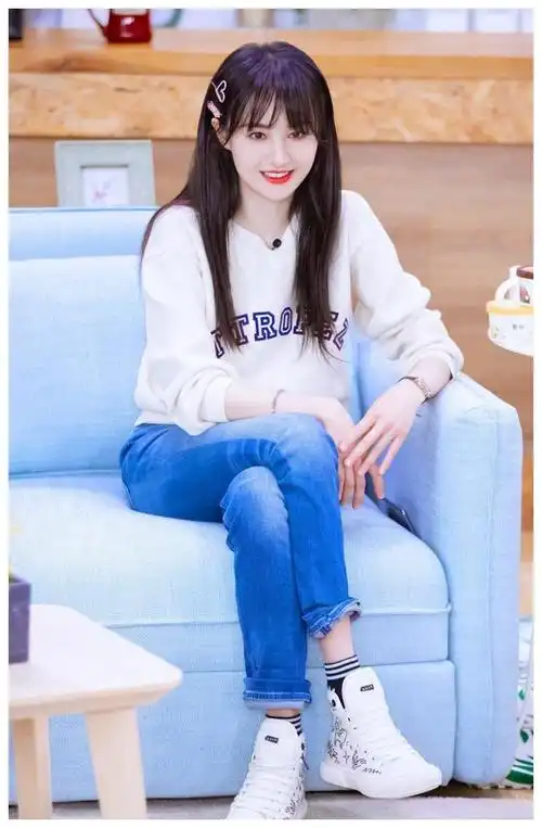 郑爽的腿也太绝了!西装搭配超短裤,腿部纤细又修长