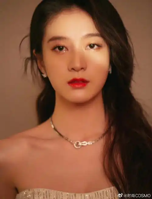 张雪迎抹胸长裙秀白皙肌肤,努力挤事业线秀身材超拼