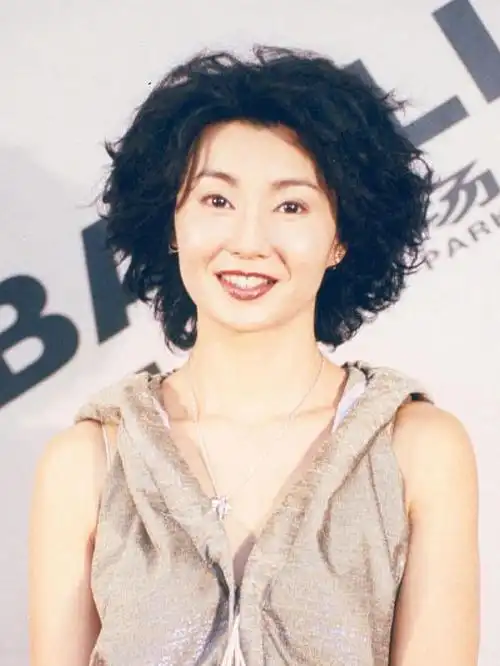 我喜欢张曼玉,她特别的清丽,脸庞清澈见底,眼神沉静灵动,年轻时稚嫩