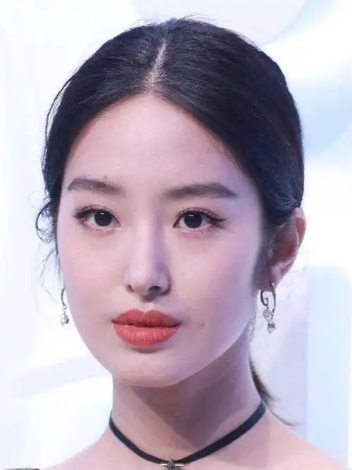 7815如何将厚重变得浓郁又轻盈7815杨采钰早期的气质偏_圈子