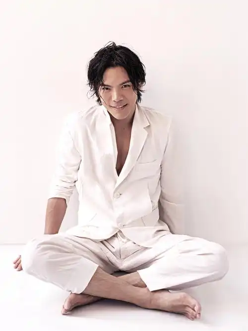 率性魅力!向佐时尚大片上演黑与白的交锋