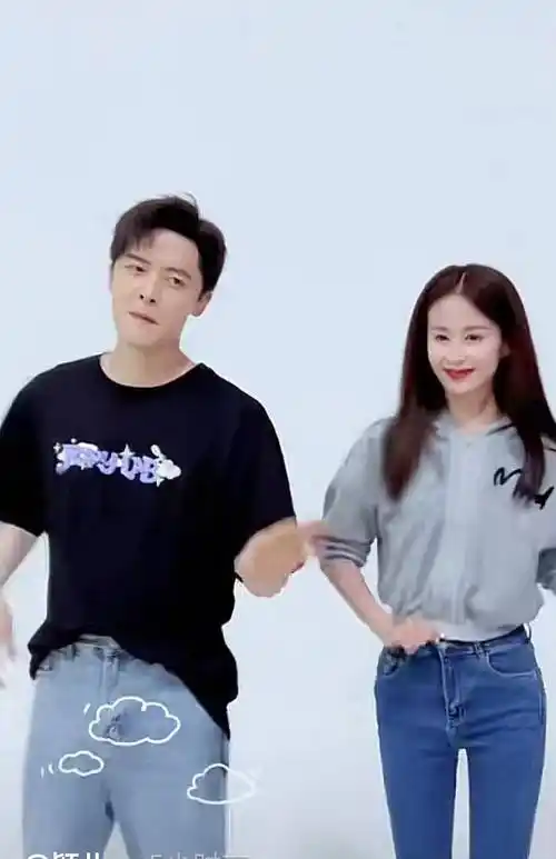 颖儿付辛博合体拍情侣舞,两人合拍一致,对视的时候还忍不住笑场,真是