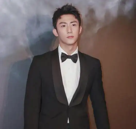 黄景瑜风波后首露面全程臭脸表情不悦与热巴恋情又添新锤