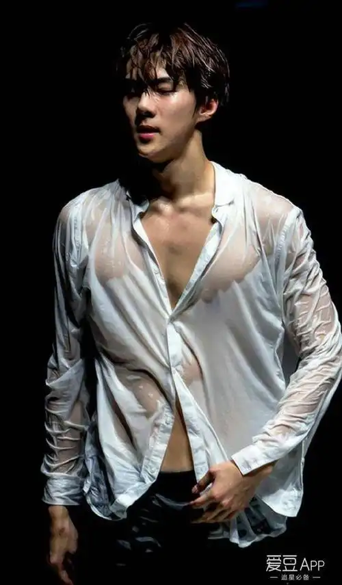 名品身材吴世勋当凭几张画报预览又帅到上热搜了