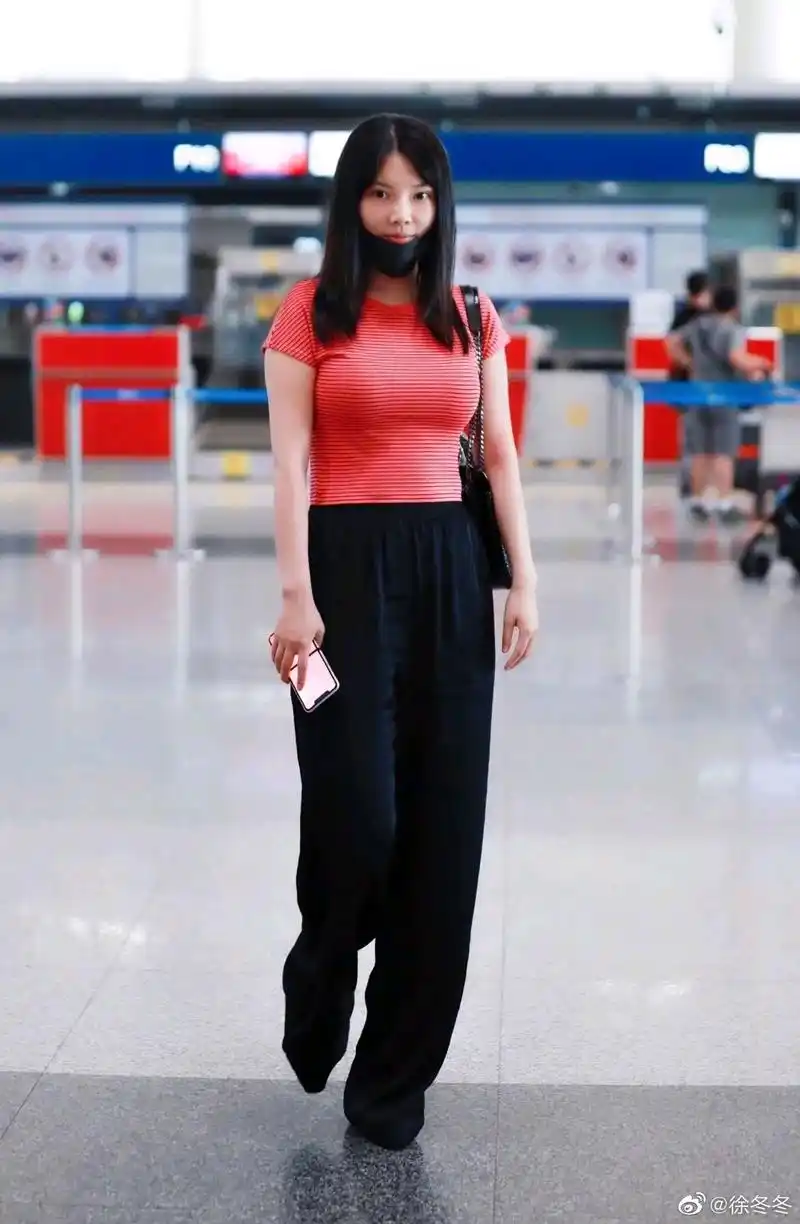 120斤女演员刘海儿造型街拍.很喜欢黑发刘海儿,近期又留黑长直了