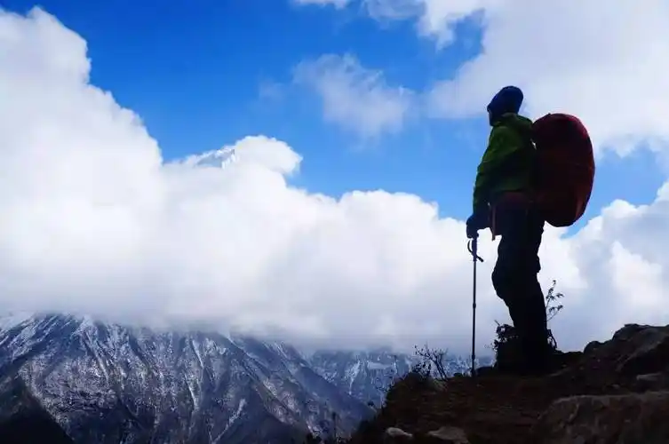 被雪山环抱的孤独的旅程一个人独行8天完成ebc三条沟的天堂之路