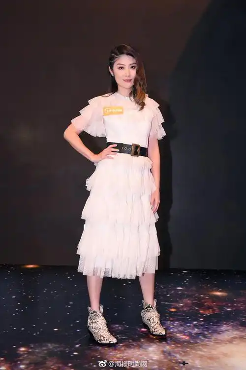 陈慧琳-kellychen 身穿needle & thread白色蕾丝长裙搭配zimmermann